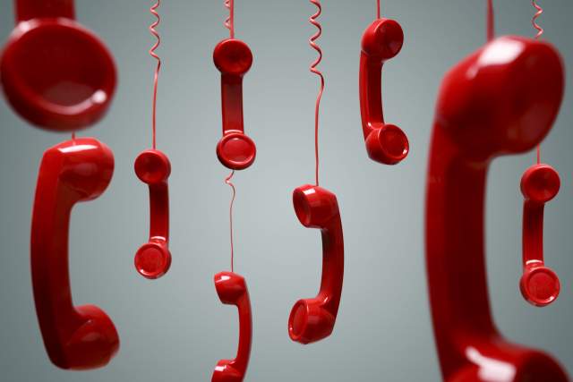 Rode telefoons komen uit de lucht gevallen